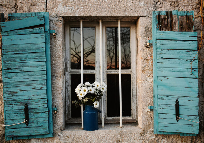 Ako zrenovovať drevené okná? Podrobný návod a tipy pre dokonalý výsledok