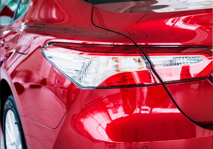 Ako opraviť lak na aute svojpomocne? Podrobný návod a kedy zavolať profesionálov