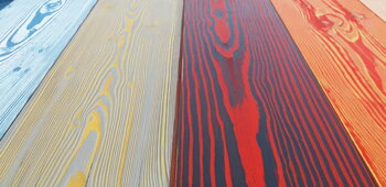Aplikácia dvoch farieb pomocou OSMO gumovej stierky na kartáčovanom dreve.