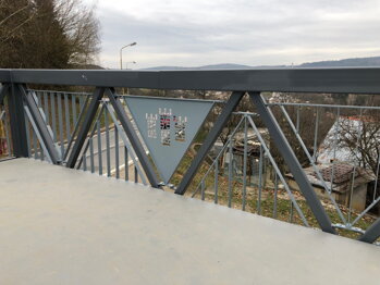 Most pre peších najprv ošetrený náterom ZINGA, potom epoxidovým základom a PUR vrchným náterom - Považská Bystrica. 