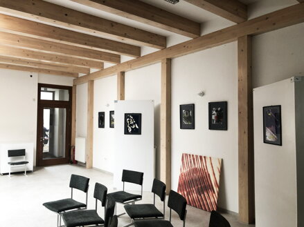 Böhme Suncare 800 na drevených prvkoch v Creative design gallery v Prešove
