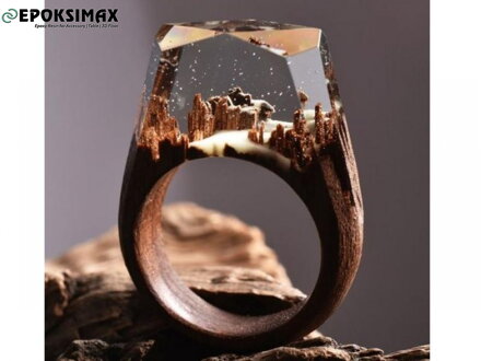 drevený prsteň so živicovým "drahokamom"