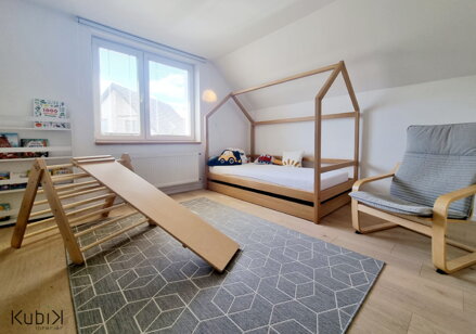 Detská posteľ od KUBIK interiér ošetrená Osmo Dekoračným voskom na aplikáciu striekaním. Bezfarebný, matný. r. 2023